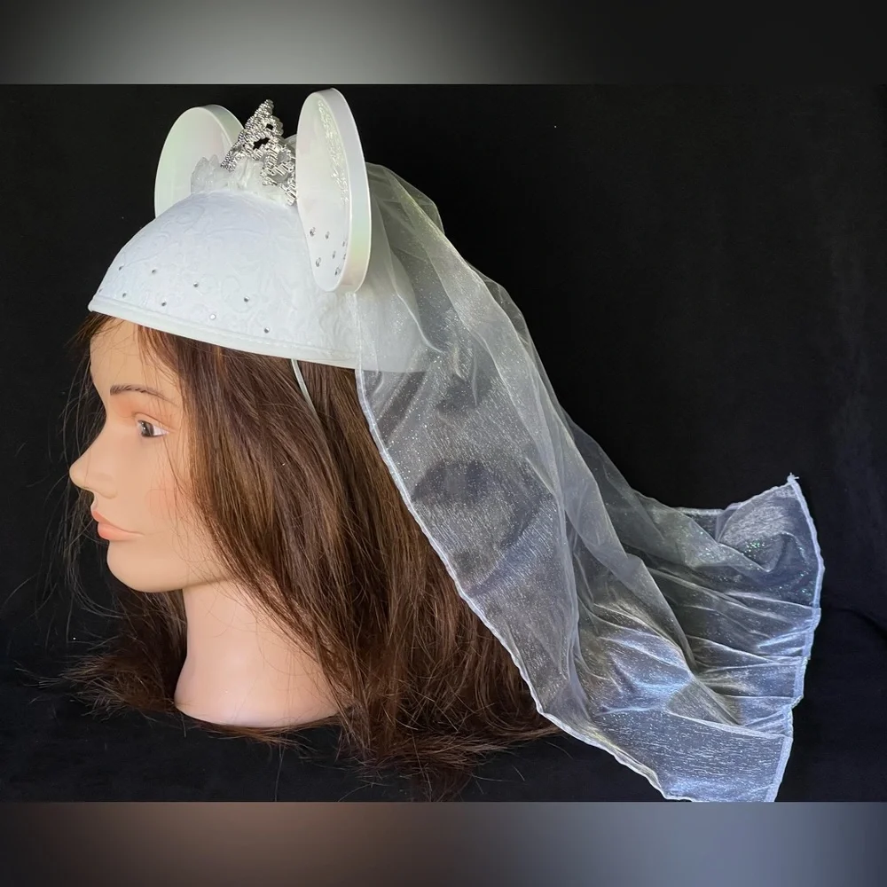 Disney Parks Minnie Mouse Bride Ear Hat with a tiara and veil new with tags